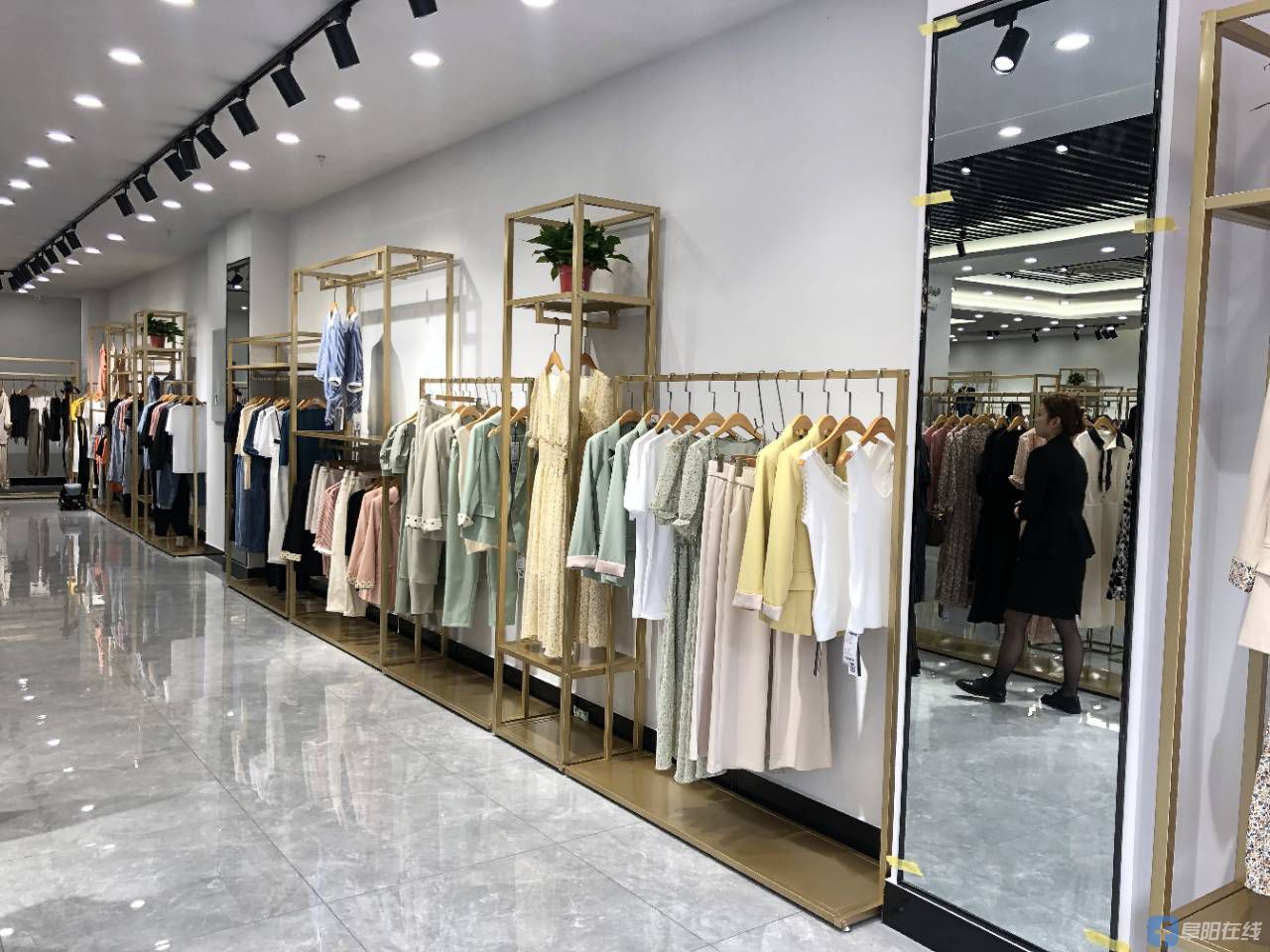 阜阳在线app直播hselim伊琳国际工厂店开业