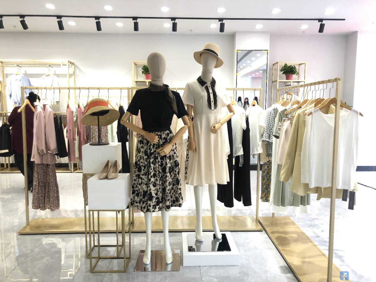 【阜阳在线app直播】hselim伊琳国际工厂店开业